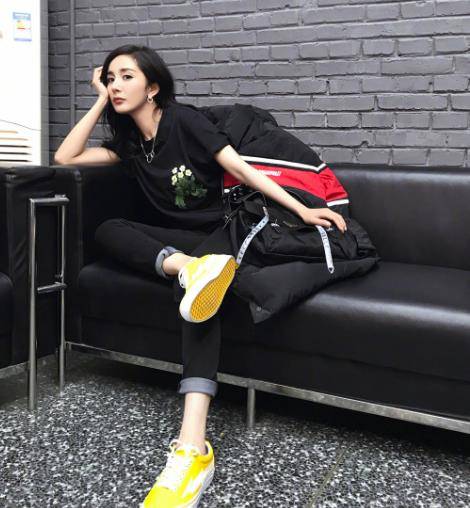 网曝杨幂红毯"耍大牌":提裙甩手穿运动鞋,遇gq高台阶躲着走_什么_身材