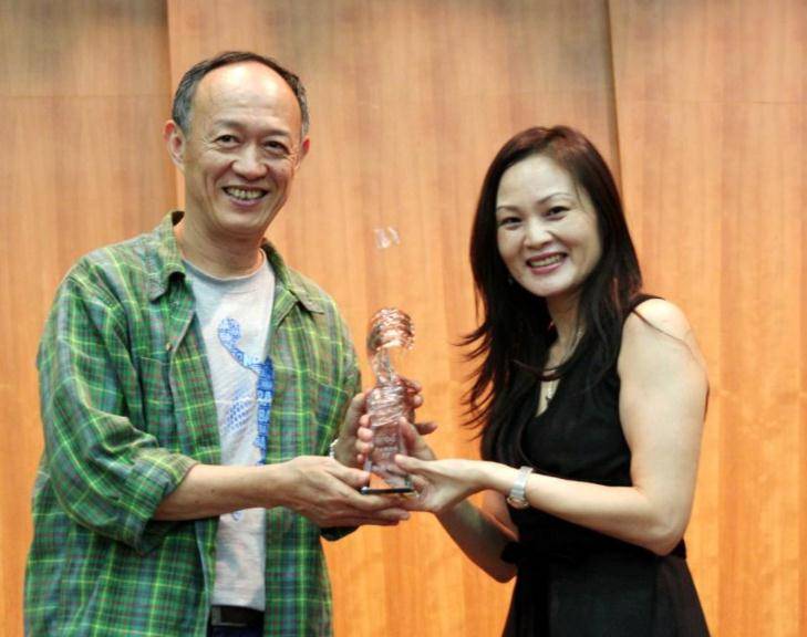 金士杰:45岁谈初恋,57岁时娶22岁女学生,当爷爷的年纪当了爹?