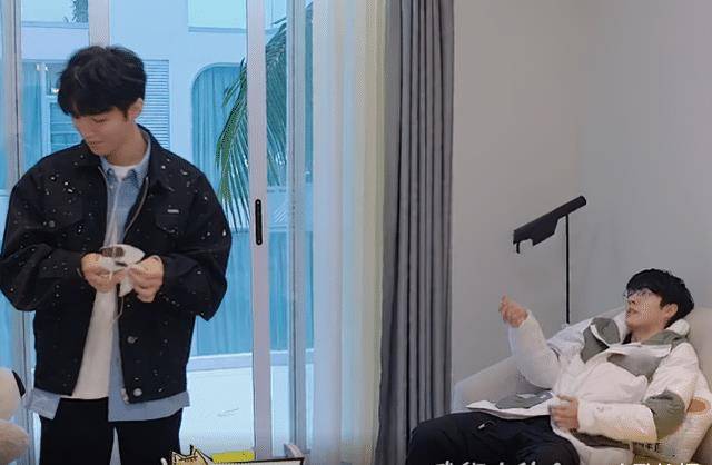 刘昊然住酒店只坐沙发,王俊凯坐的东西超可爱,暴露三岁本性_少年_镜头