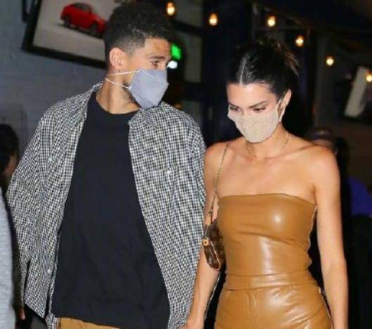 nba名媛詹娜与库兹马现任同框,太阳队布克又要大爆发,湖人悬了_卡戴珊