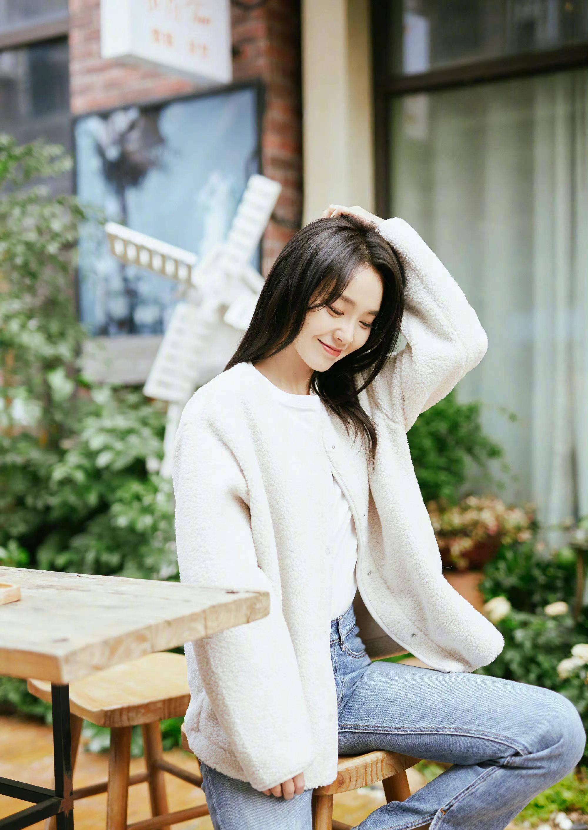 曾与陈学冬传绯闻,白色t恤搭牛仔留住夏天,张佳宁是猫系女生?