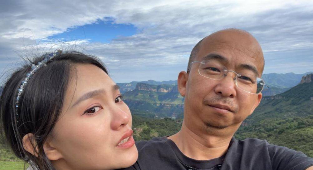 演员巨兴茂:长得"丑"却娶了小15岁的娇妻,如今生活怎样?