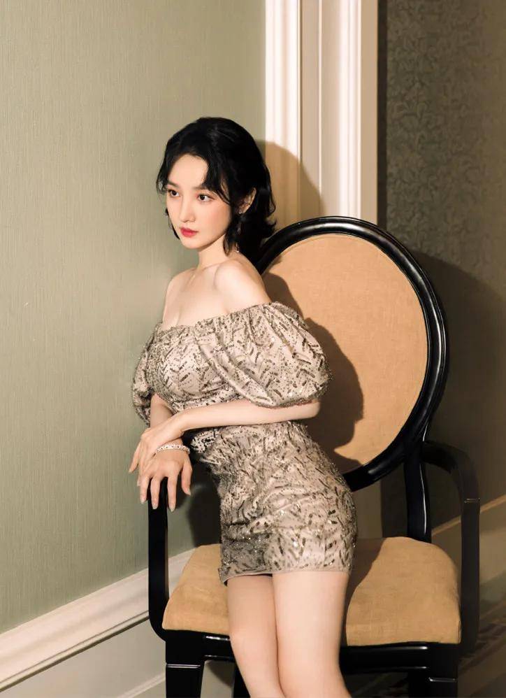 陈小纭身材也太顶了吧,纤腰细腿,完美骨架,真是一个人间仙子_小云