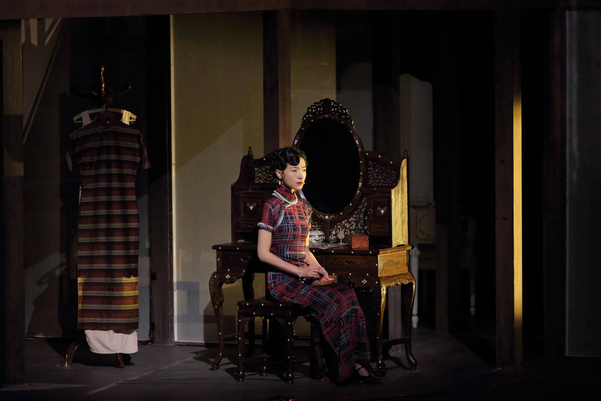 文学 影像 舞台,话剧《倾城之恋》视觉冲击力十足_观众_叶锦_空间