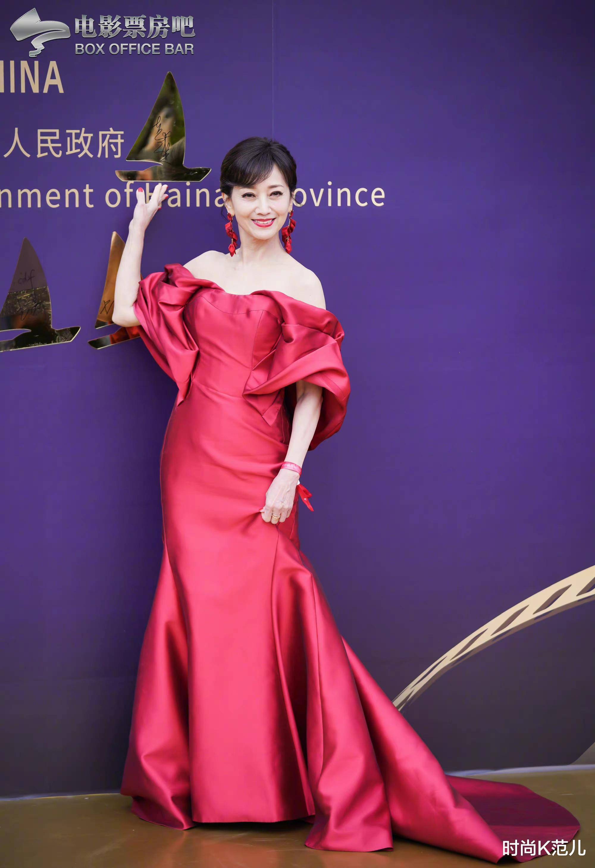 赵雅芝亮相海南电影节,穿一字肩红裙走红毯,精致端庄又优雅!