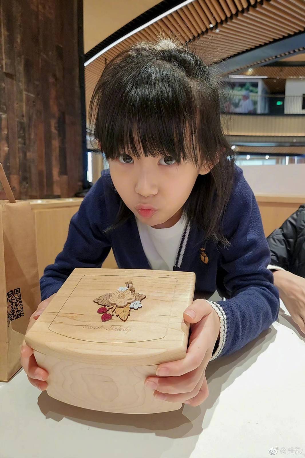 还记得《爸爸去哪儿》里的贝儿吗?14岁长这样_陆毅_鲍蕾_妈妈