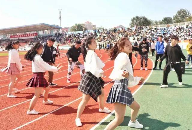 某大学“啦啦队”女孩火了，笑容甜美神似“精灵”，却引网民争论 (图7)