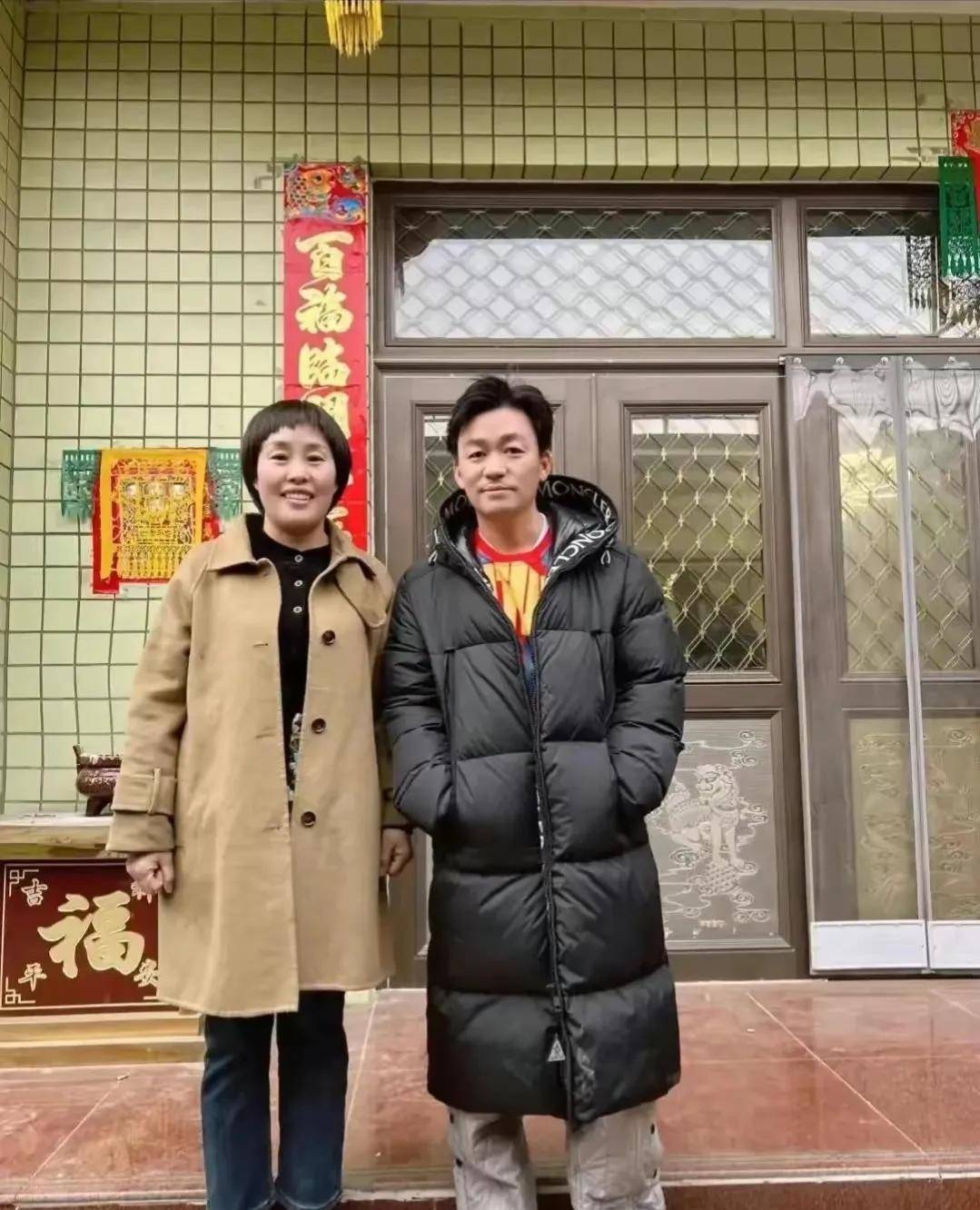 王宝强回河北老家低调过年,穿黑色羽绒服和村民合影,被赞接地气_表演