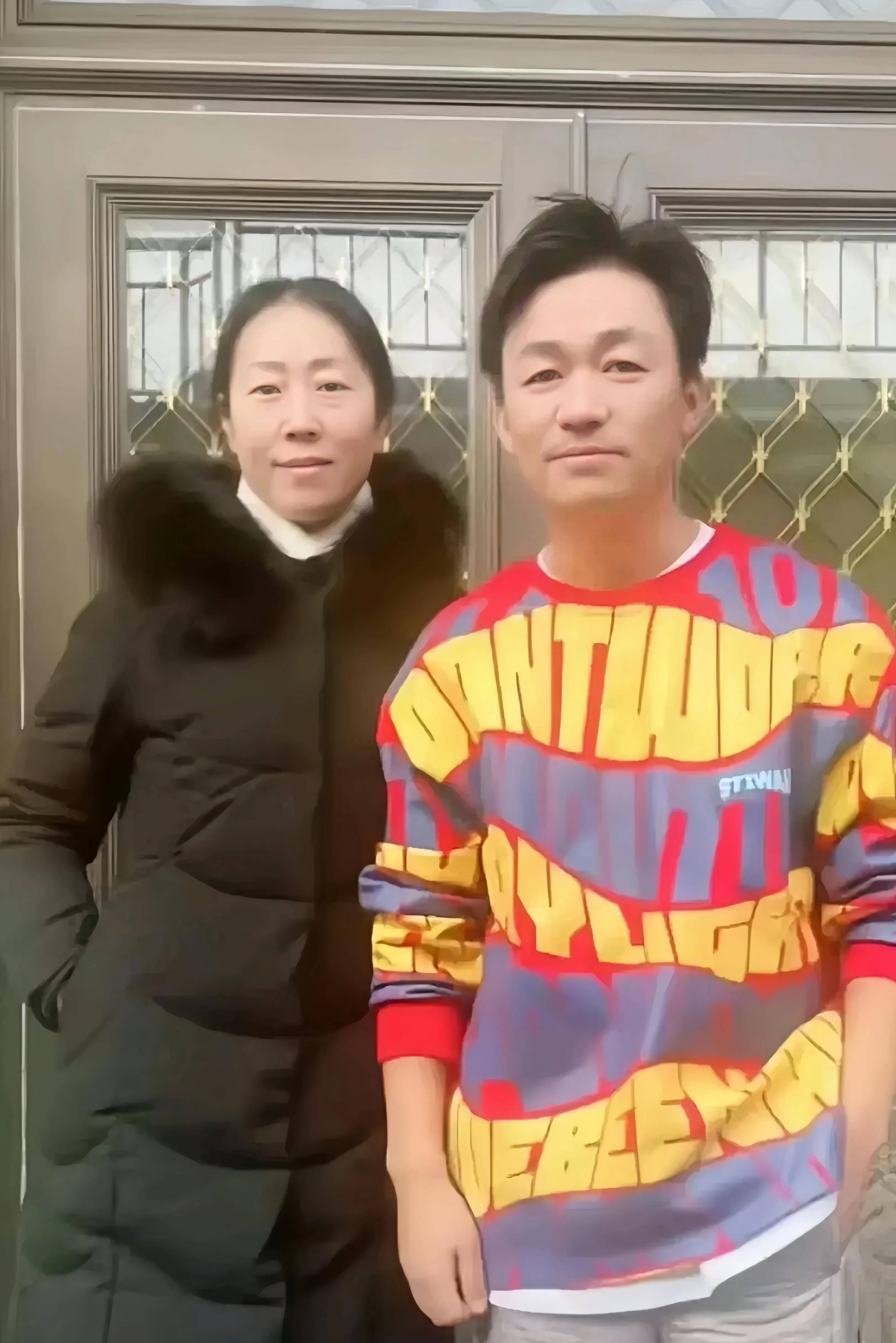 王宝强春节回老家过年和村民热情合影_网友_照片_微博