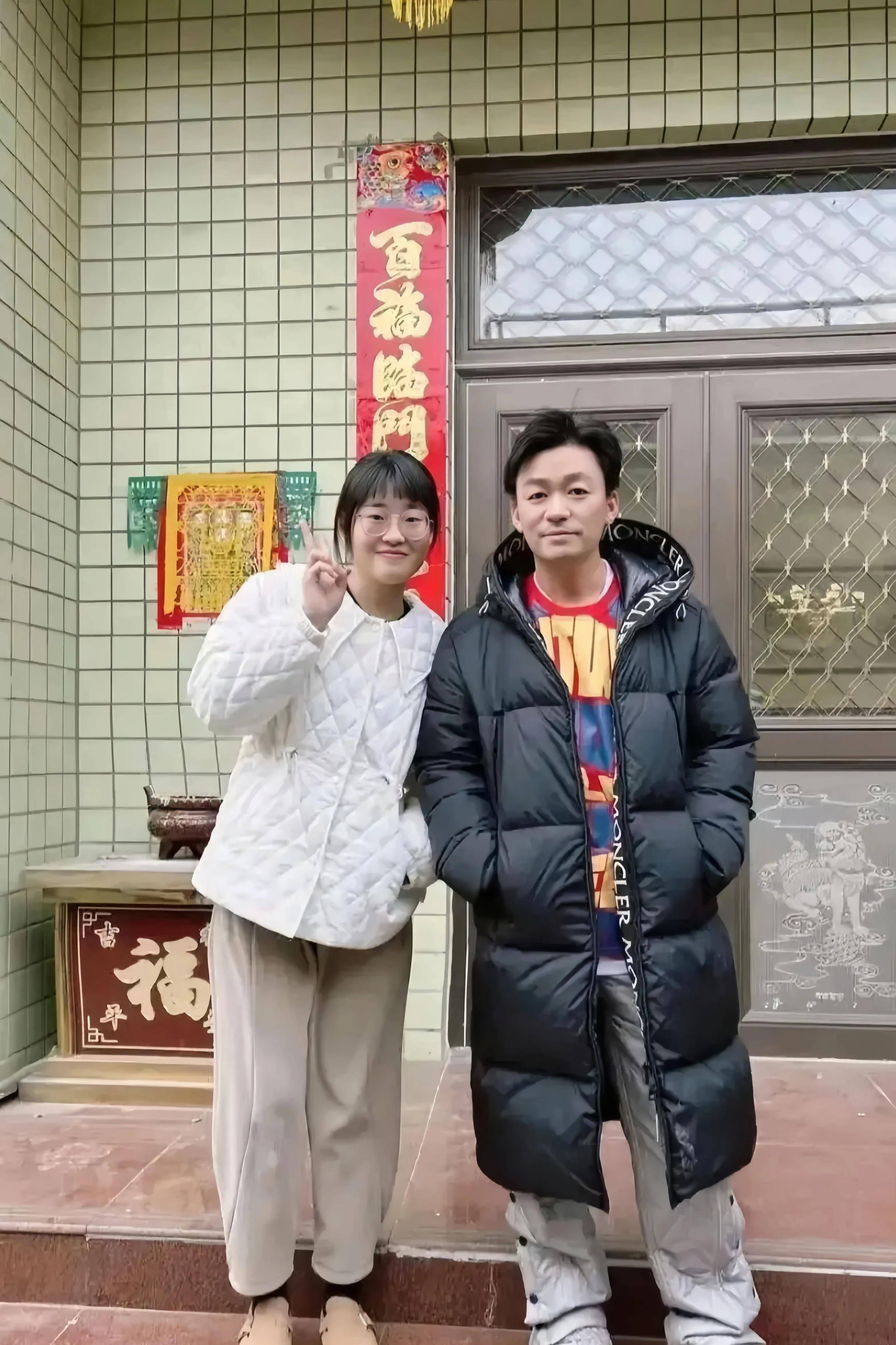 王宝强春节回老家过年和村民热情合影_网友_照片_微博