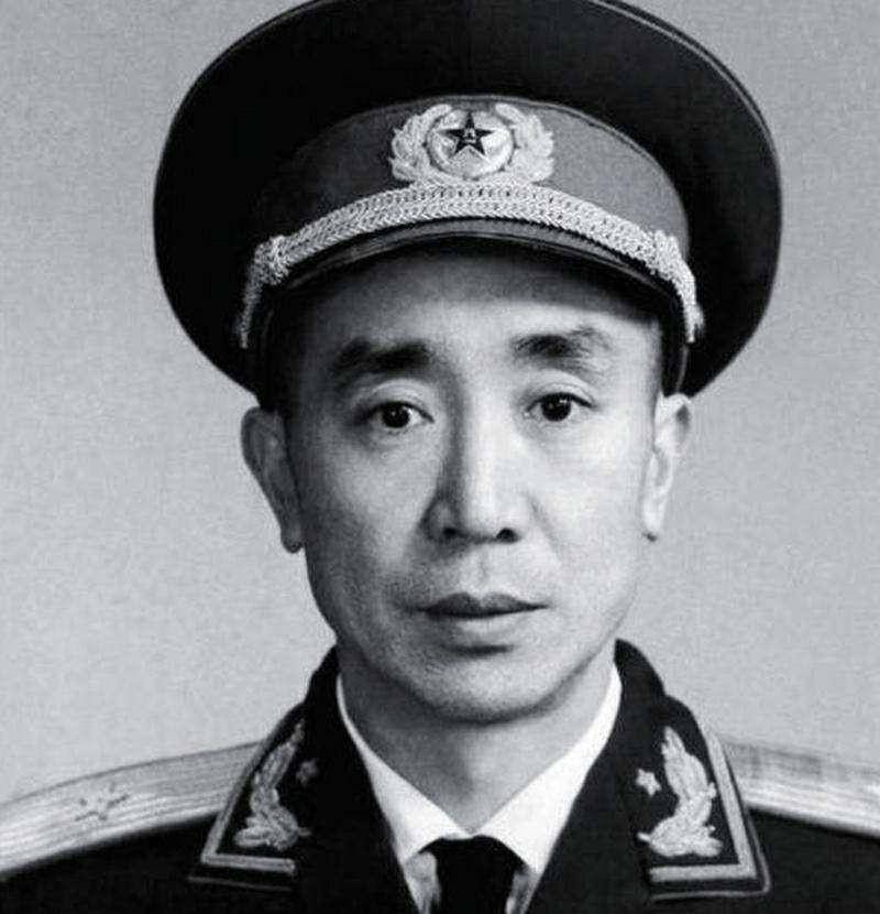 第215师政委:江腾蛟,1919年生于湖北红安,历任新四军2师5旅13团政治处