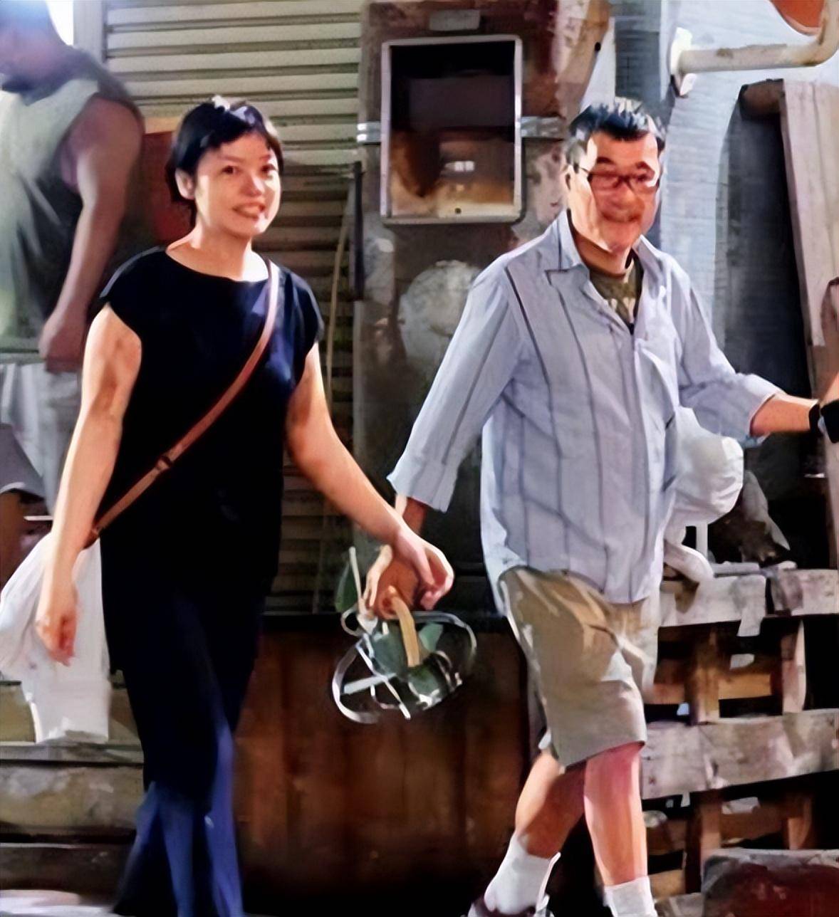 李宗盛的小妻子叫千惠.他说,千惠对自己很好,和三个女儿关系也很好.