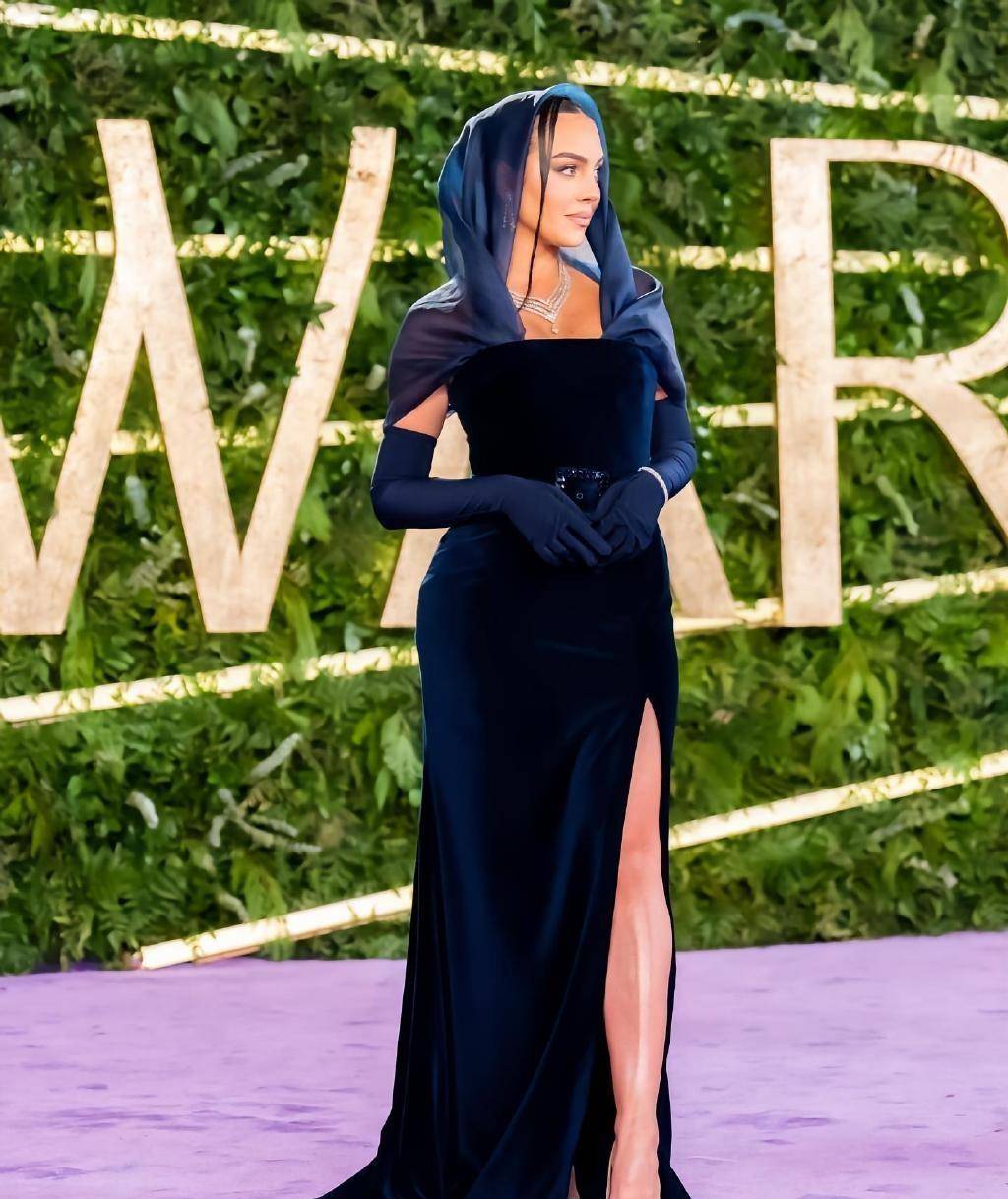 亮相沙特颁奖典礼秀大长腿,身上珠宝价值百万_乔伊娜_人家_梅西