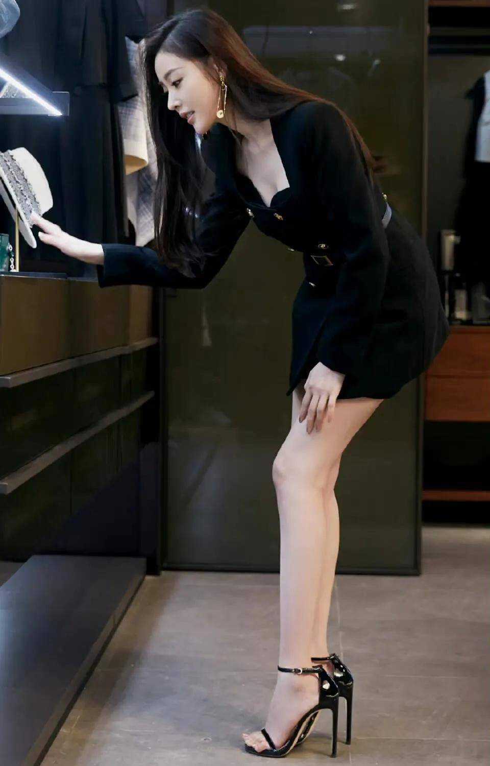 张天爱一袭吊带裙真抢镜,看着真性感,你觉得她好看吗?