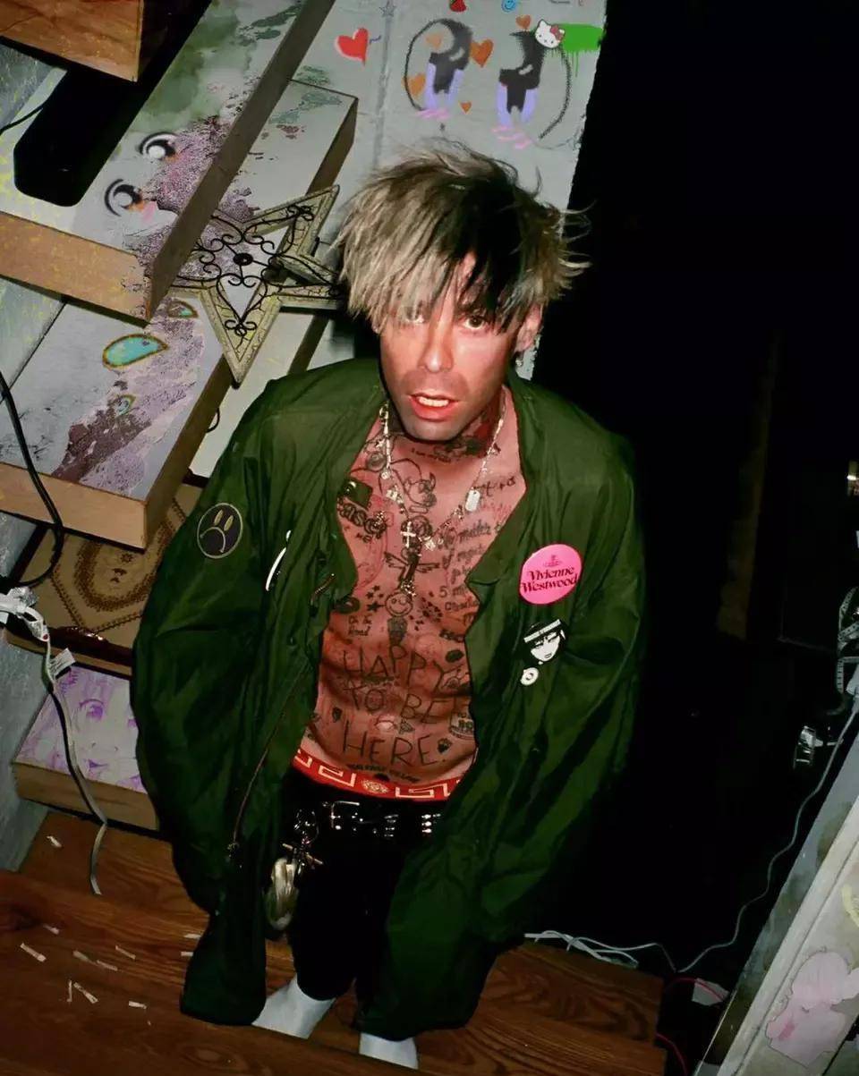 这个mod sun能吸引艾薇儿估计也是因为他们有同样的爱好,那就是纹身.