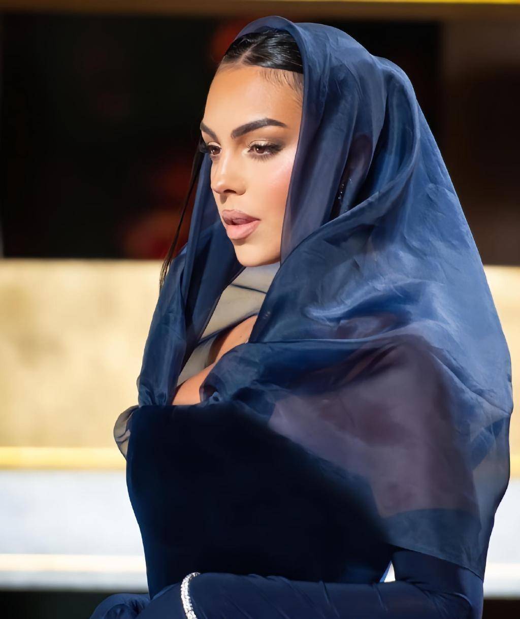 豪气,亮相沙特颁奖典礼秀大长腿,身上珠宝价值百万_乔伊娜_人家_梅西