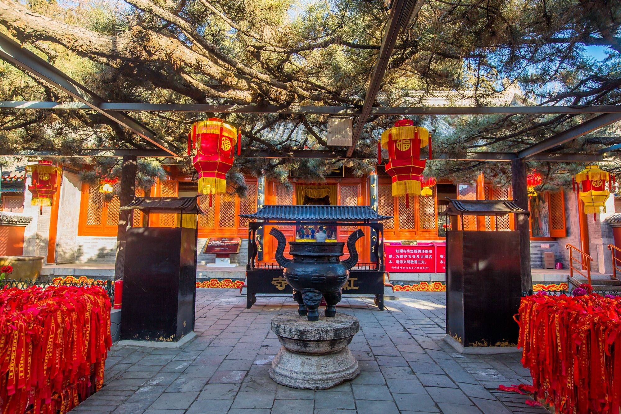 北京新春游玩好去处,千年古刹红螺寺,吸引了众多游客来祈福