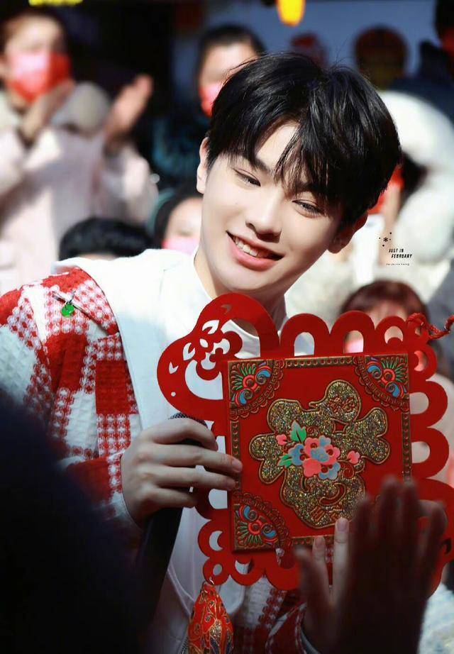 今日超级可爱的justin黄明昊又出新的路透图了,这一次的"小贾"与众不