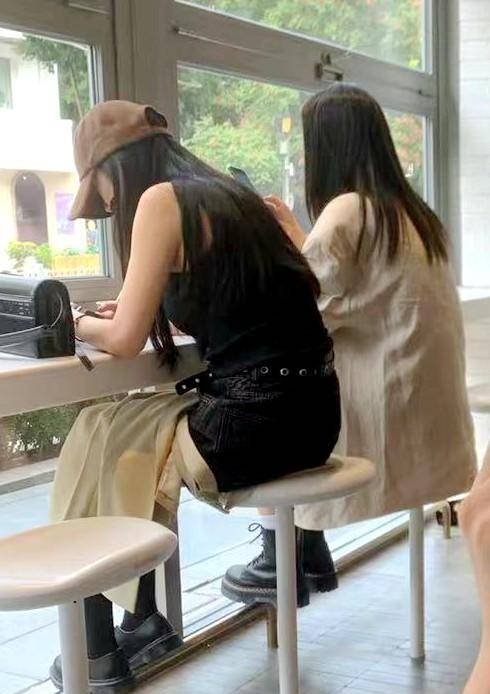 杨幂和闺蜜逛街购物,明星气场强大,被男子搭讪,杨幂淡定拒绝_北京