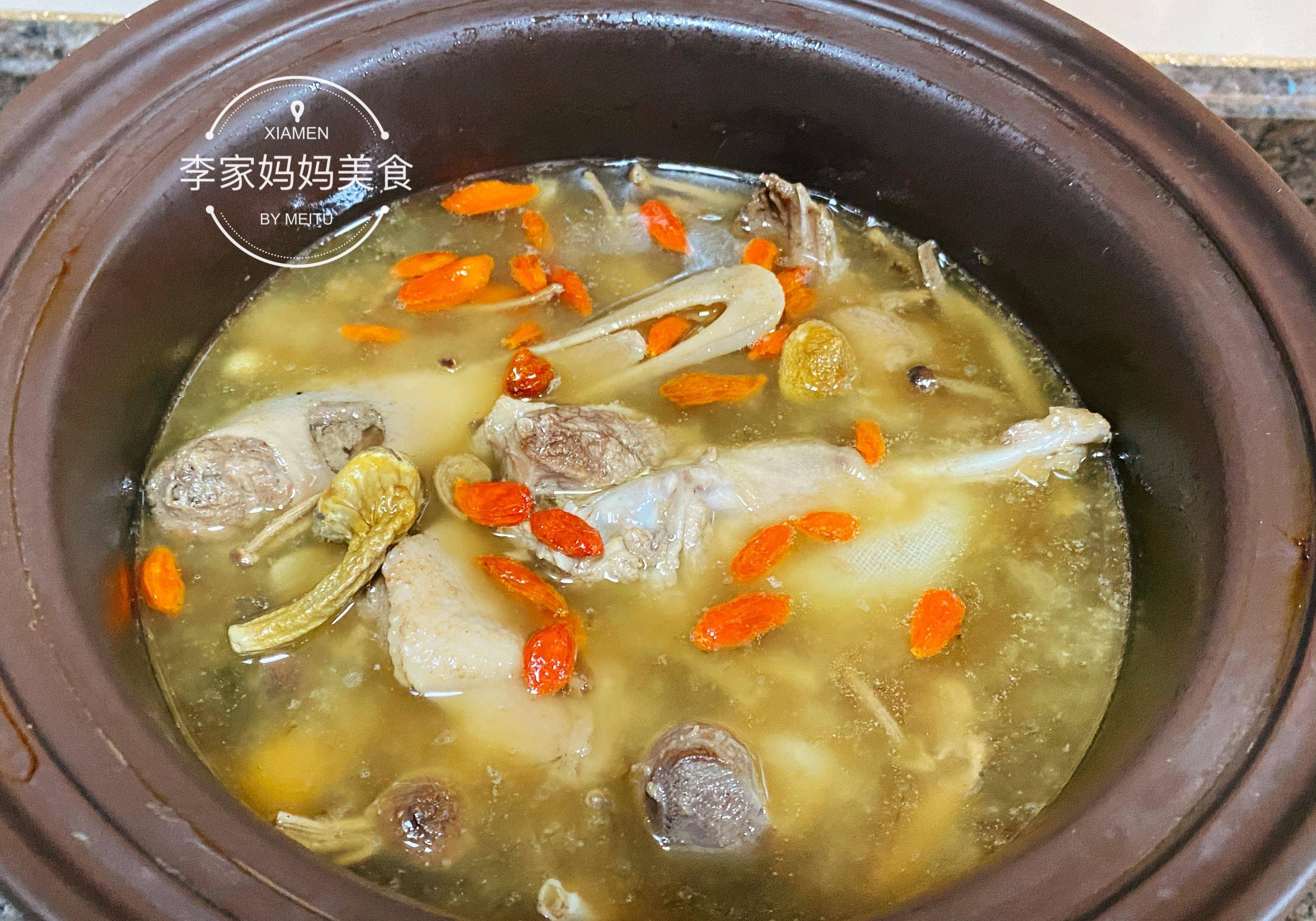鸭肉鲜嫩可口,美味多汁,加了茶树菇的汤特别浓厚,香气十足,喝上一碗