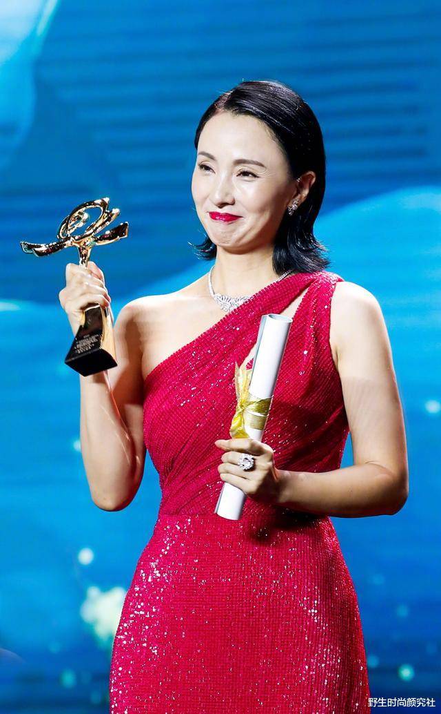 小陶虹身材是真的好,一袭玫红斜肩亮片礼服,三七分比例令人羡慕_岁月