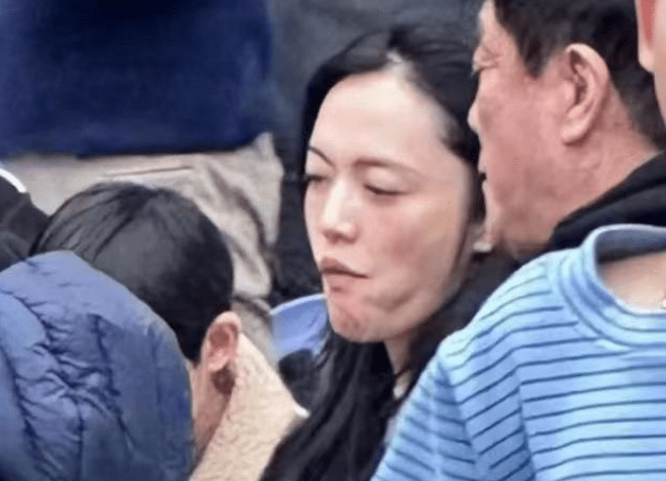 43岁姚晨回老家过年,被拍素颜生图,表情扭曲白发多仍被赞有气质_陈瑶