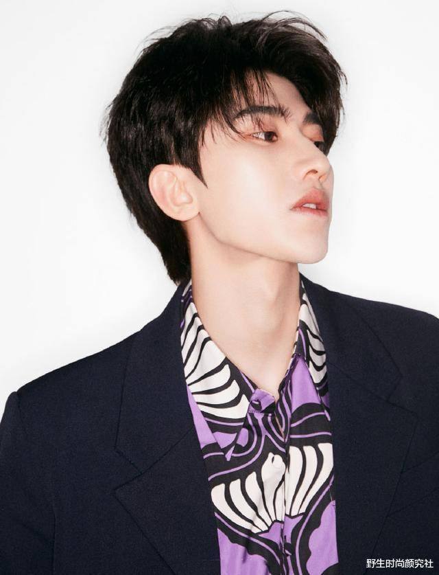 蔡徐坤气质和比例都太绝了!