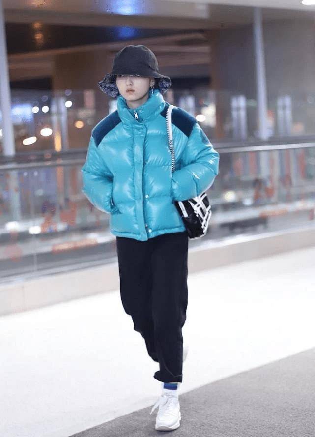 张子枫的私服穿搭真时髦,蓝色拼接羽绒服配渔夫帽,超有国际范
