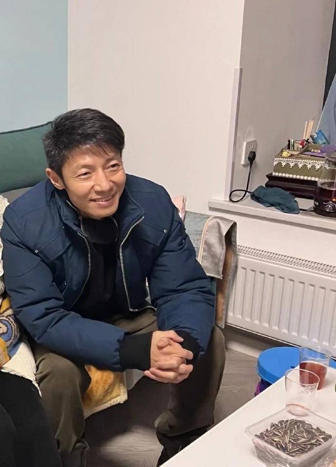 照片中素颜出镜的撒贝宁笑容灿烂,和其他村民站在一起就像好朋友一样!