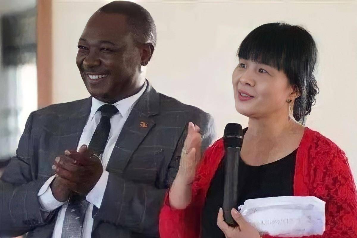 嫁到非洲发现有十几个婆婆,如今后悔了吗_王丽红_苏玛_父母