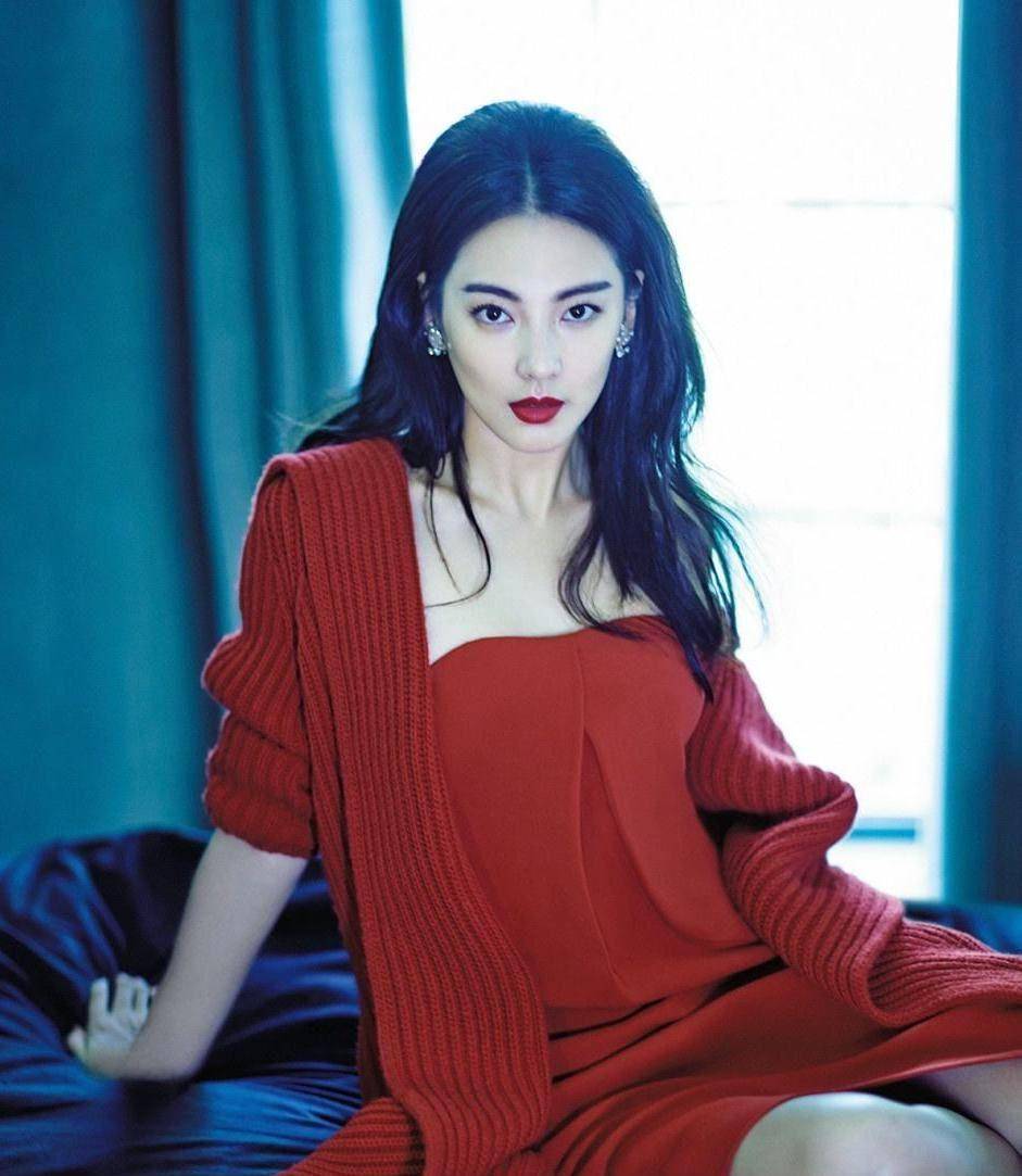 张雨绮果然放得开,穿抹身材连衣裙尽显迷人线条,34岁毫无身材焦虑