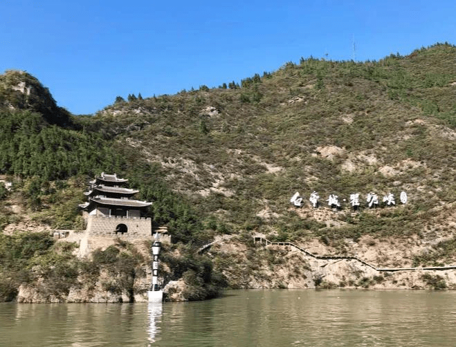 白帝城是长江里的小岛,在重庆市奉节县夔门街道_江心岛_轮船_游客