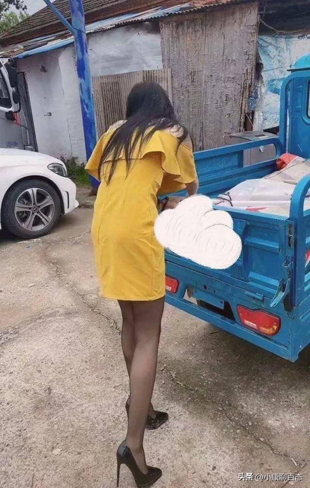 和旁人邋遢形象成鲜明对比,引起路人围观_生活_农村_女人
