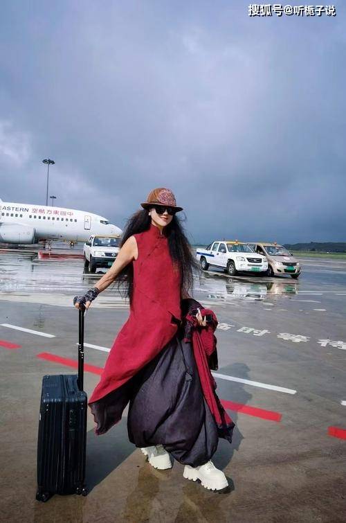 杨丽萍李玉刚被网友偶遇!