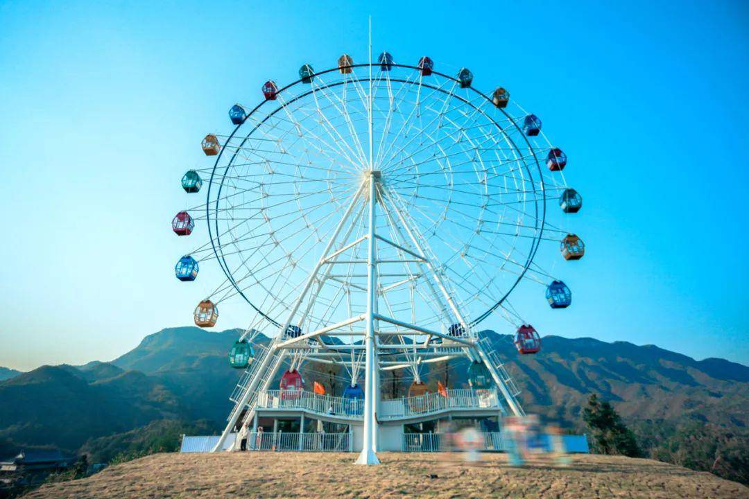 粼粼湖水中"长龙"是玻璃天桥,藏匿在深林里的是"小恐龙",山顶缓缓转动