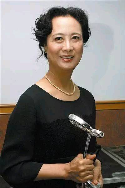 殷新曾演过《骆驼祥子》,为事业堕胎三次,遭丈夫分手后近况如何