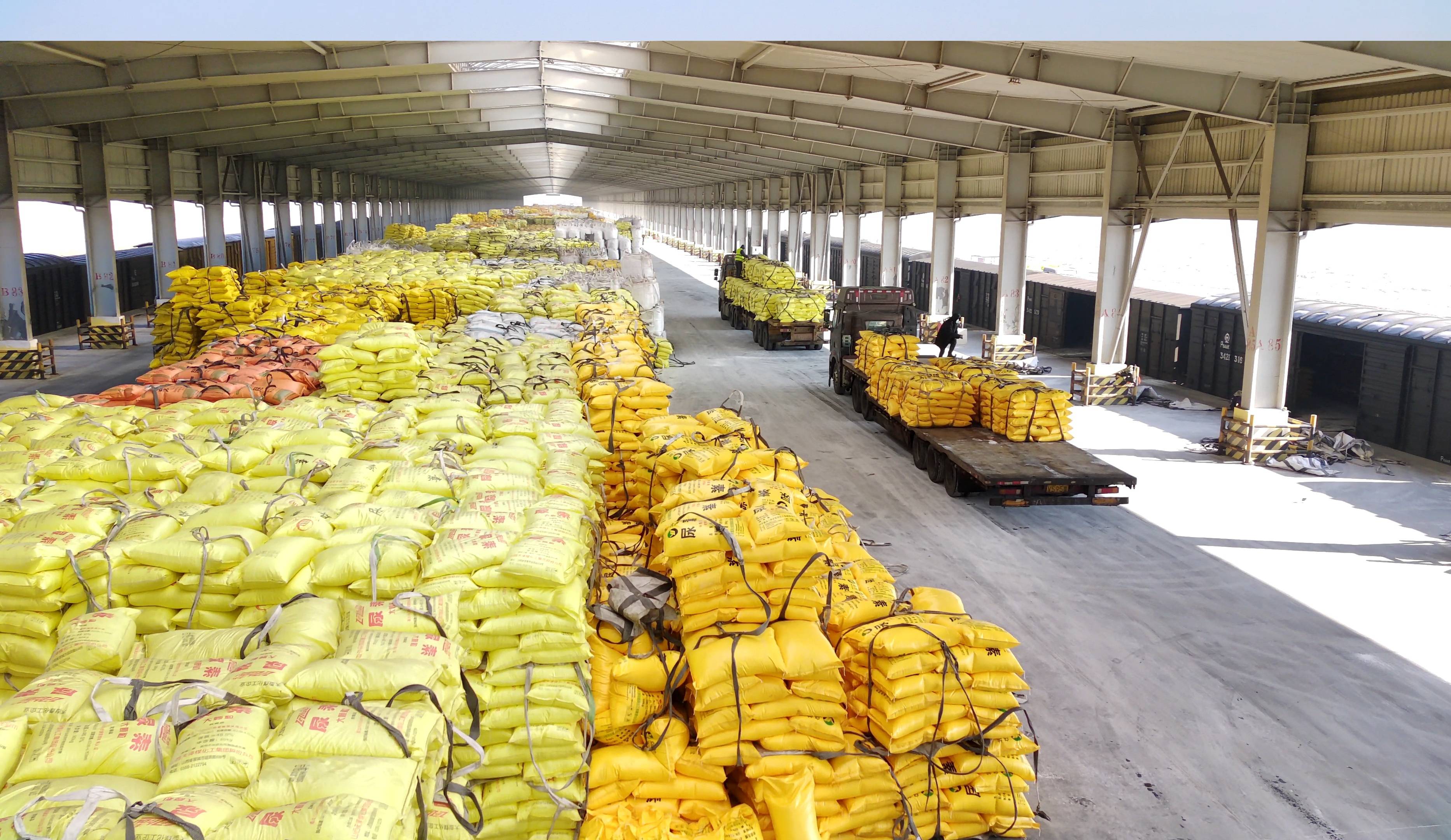 沈铁长春货运中心多措并举抢卸农用物资_装卸_化肥_到达