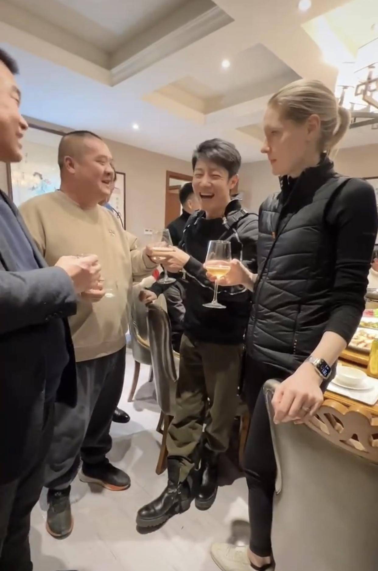 被一群中年大叔围观,场面热闹非凡_李白_朋友_妻子