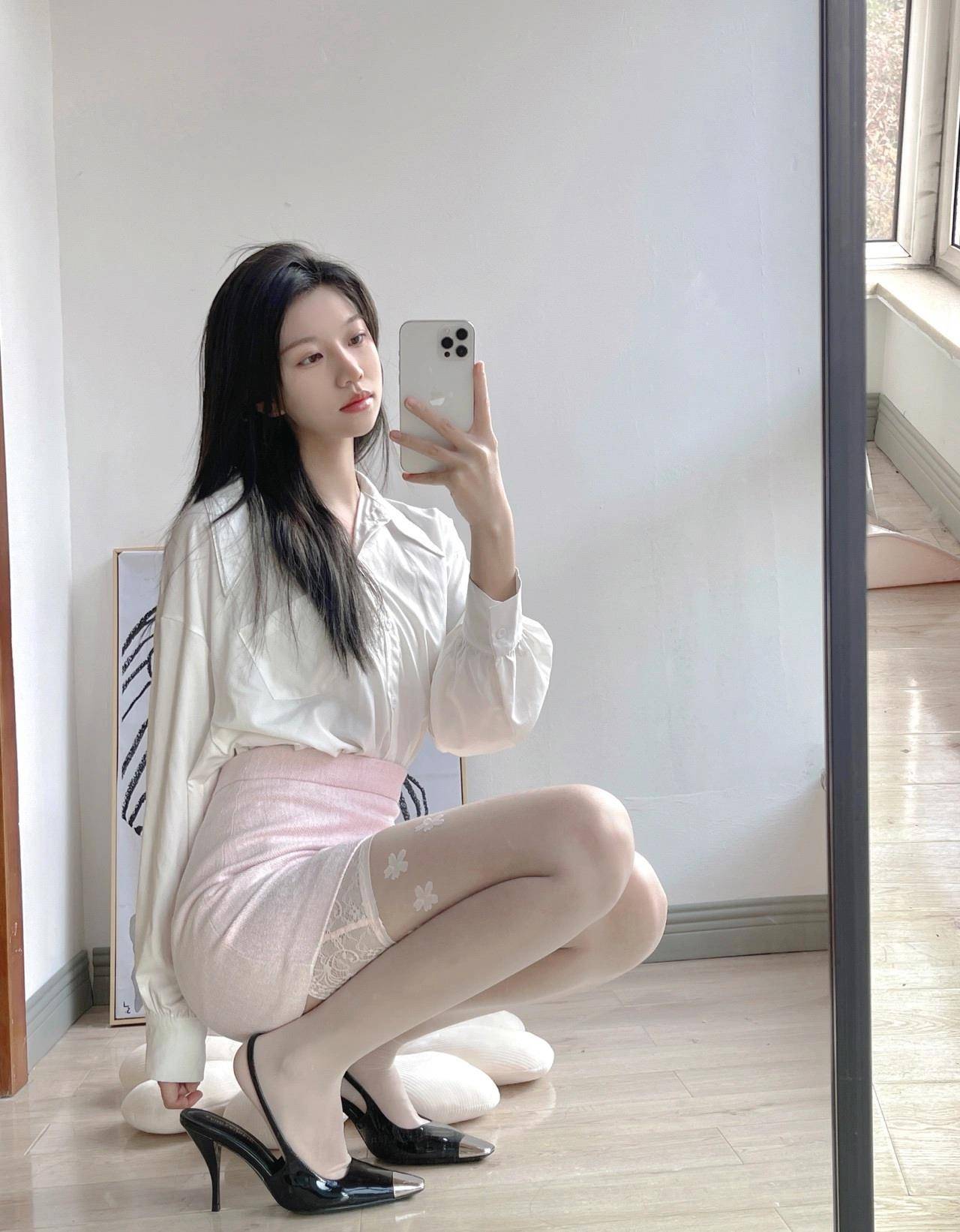 喜欢对镜自拍的女生,主要是为了秀一下自己的好身材_镜子_时候_手机