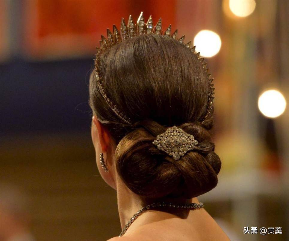 同样,出席一场晚宴,瑞典维多利亚公主可不光戴王冠,盘发上还要别一个