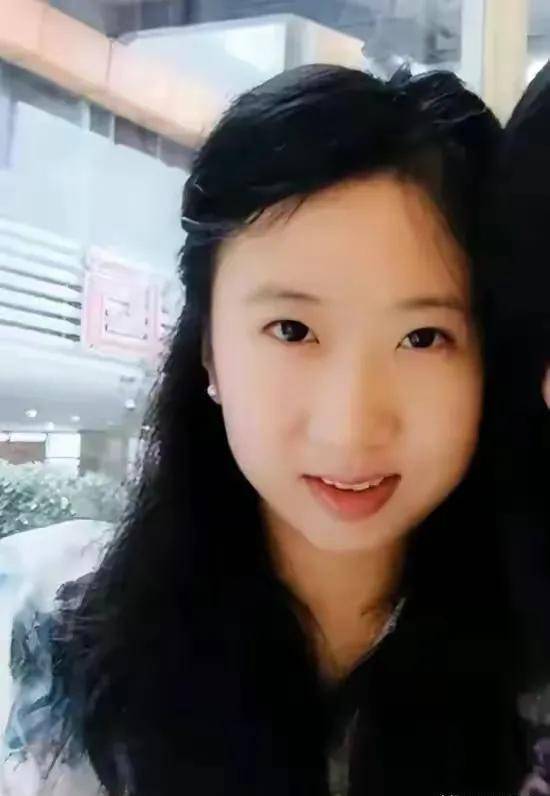 1993年,杨舒平出生于中国云南昆明的一个富裕的家庭.