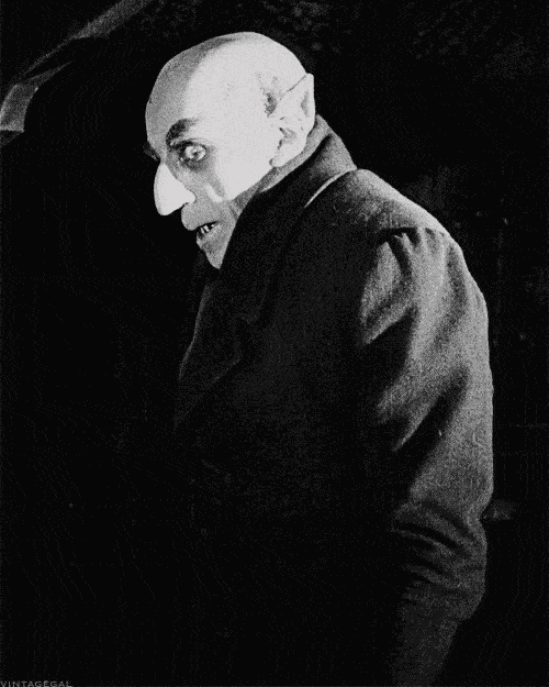 一部魔幻电影出现在1922年,由国外导演指导的坑鬼电影《诺斯费拉图》