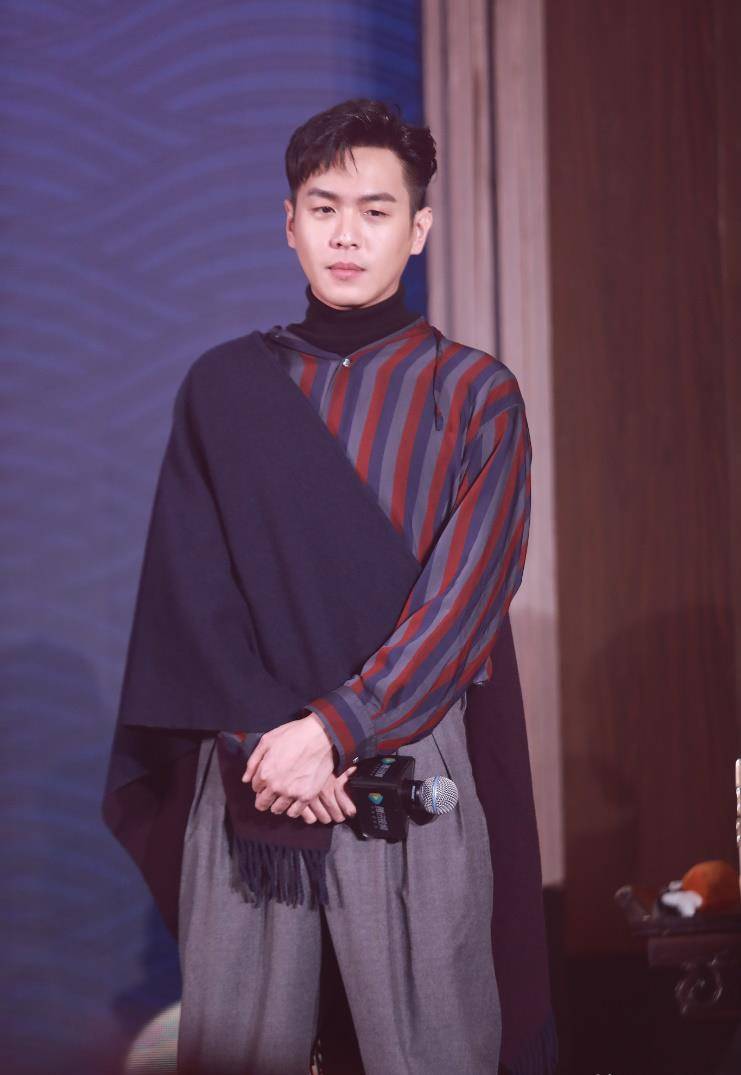 张若昀商业版图大起底:曾任梦都影业董事长 单部片酬或达5000万_华策