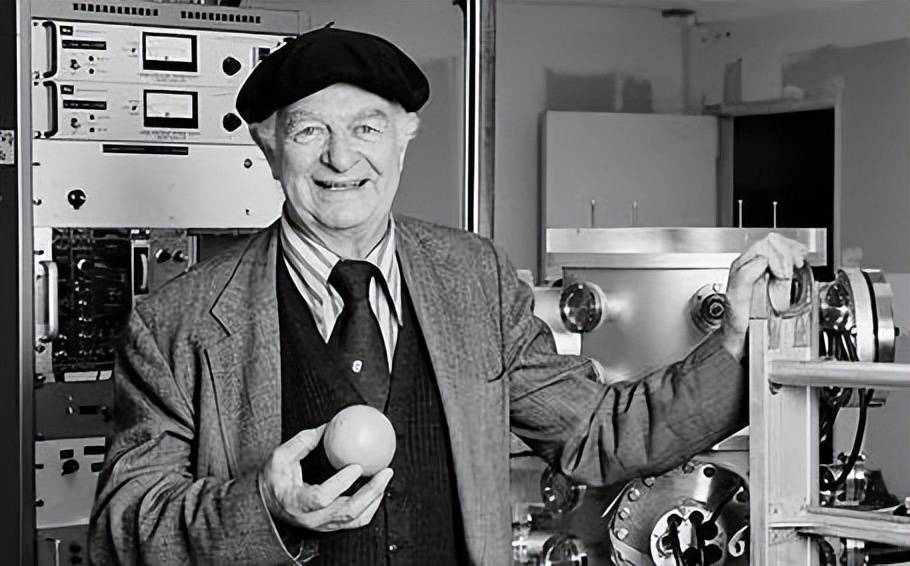 曾经获得两次诺贝尔奖的著名化学家莱纳斯·卡尔·鲍林曾经对维c进行