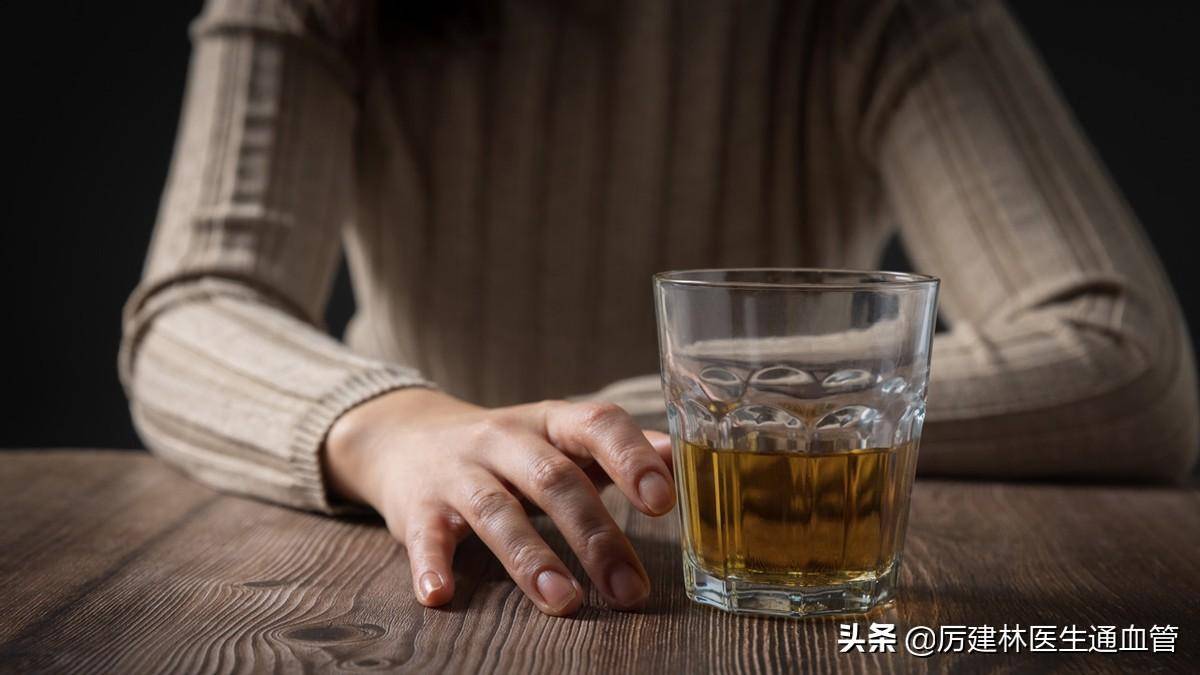 抽菸喝酒的危害性比我們想象中的大得多,不僅僅是對心腦血管健康有