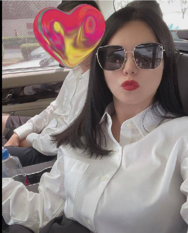 40岁的李湘在豪车内自拍!