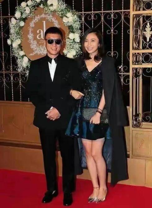 孙红雷小15岁的小娇妻王骏迪,身穿礼服裙,时尚且迷人_款式_身材_女人