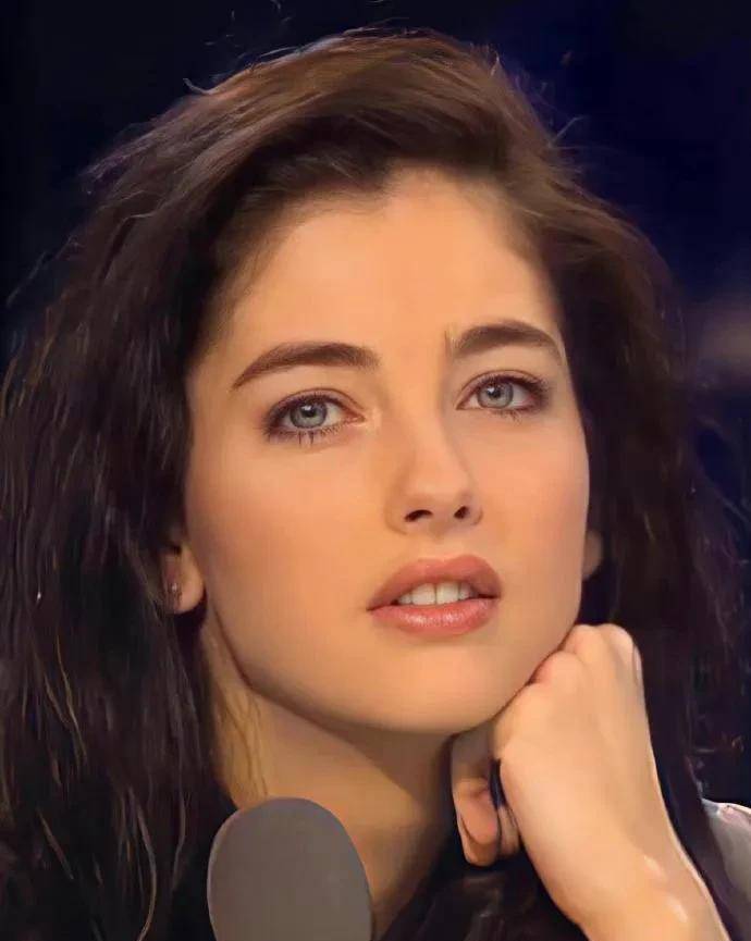 法国美女 克里斯蒂亚娜,让人痴迷的蓝色眼眸_气质_长发_同时代