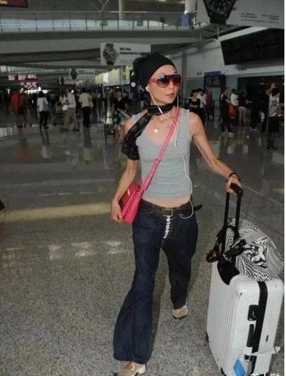 张曼玉瘦成行走的"纸片人",穿背心暴露干瘪身材,毫无女人味可言_造型