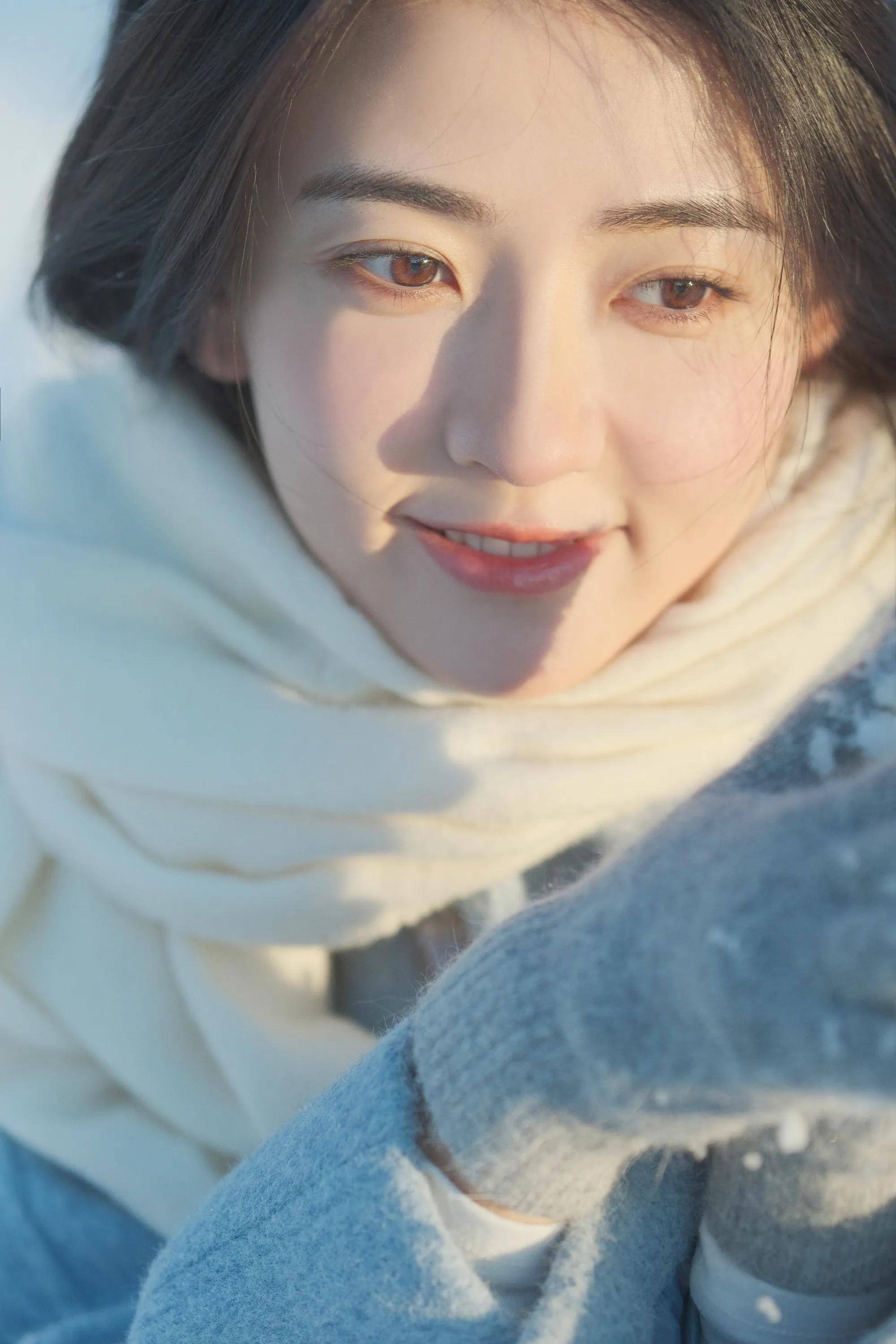 梁洁冬日氛围感大片 穿蓝色大衣戴贝雷帽笑容甜美温柔 清新治愈